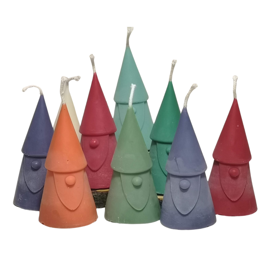 Kabouter/wichtelmannetje kaars van duurzaam europees koolzaadwas in rood, blauw, groen en oranje